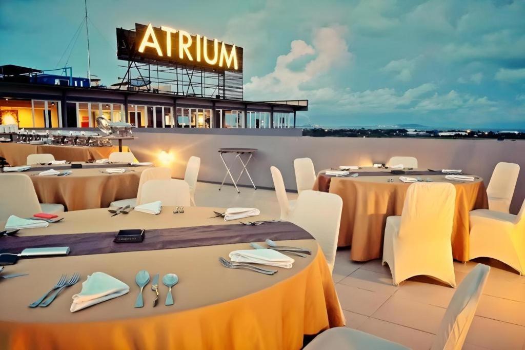 Atrium Premiere Чилачап Экстерьер фото
