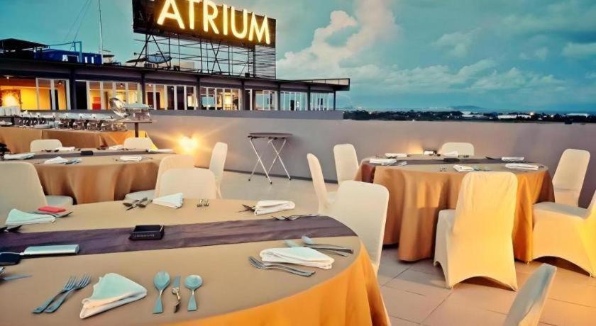 Atrium Premiere Чилачап Экстерьер фото